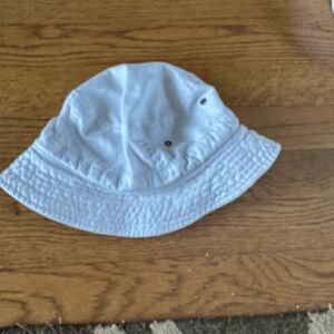 Garnet Hill baby hat white perfect condition size xs